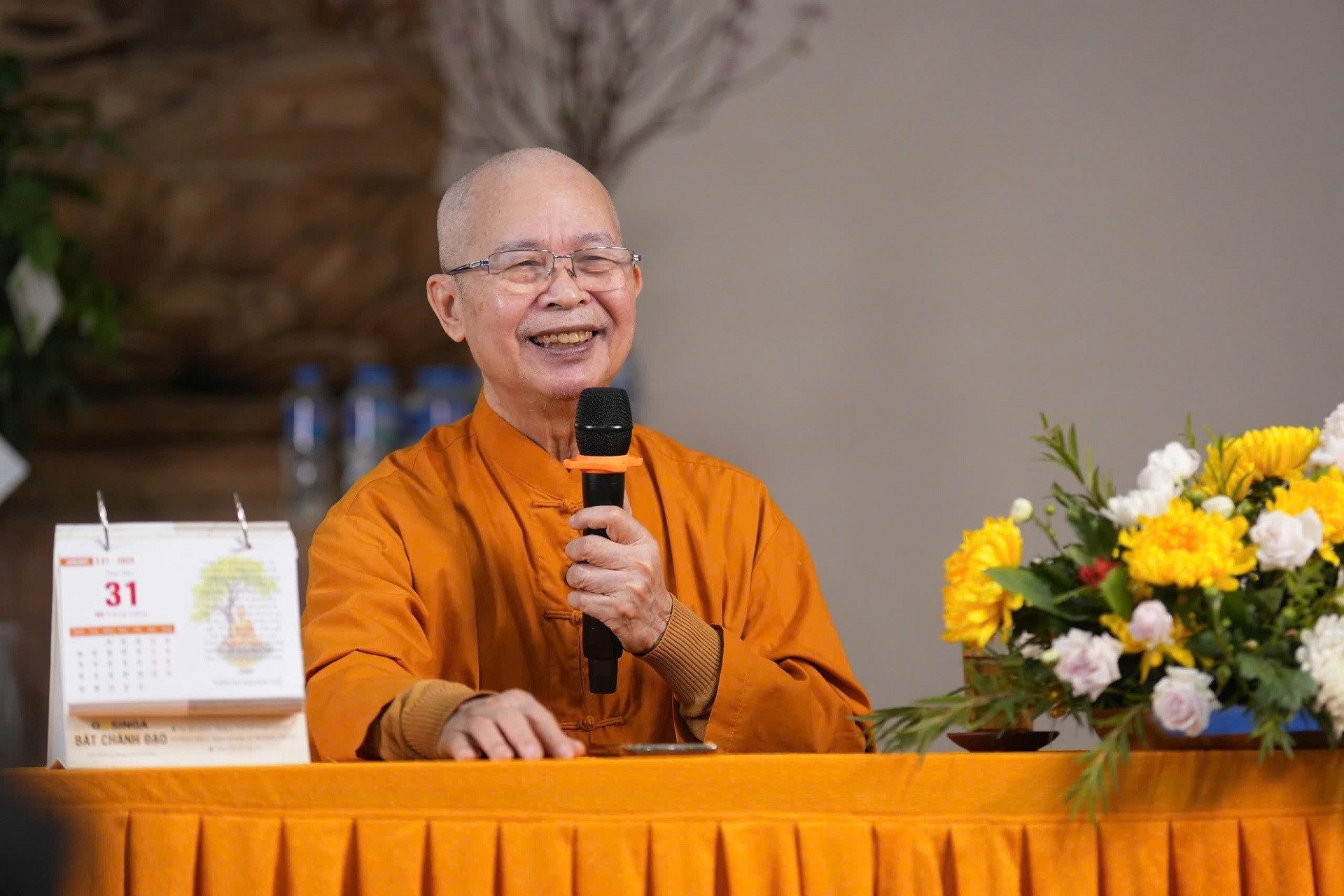 Thien su Nguyen Tue.jpg