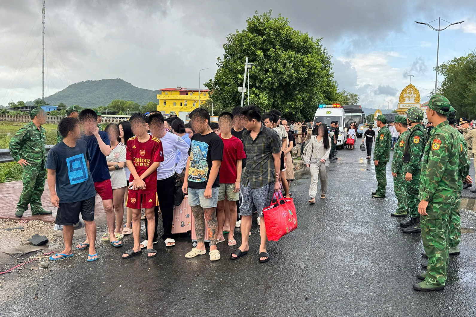 Tiếp nhận hàng trăm công dân Việt Nam do Campuchia trao trả
