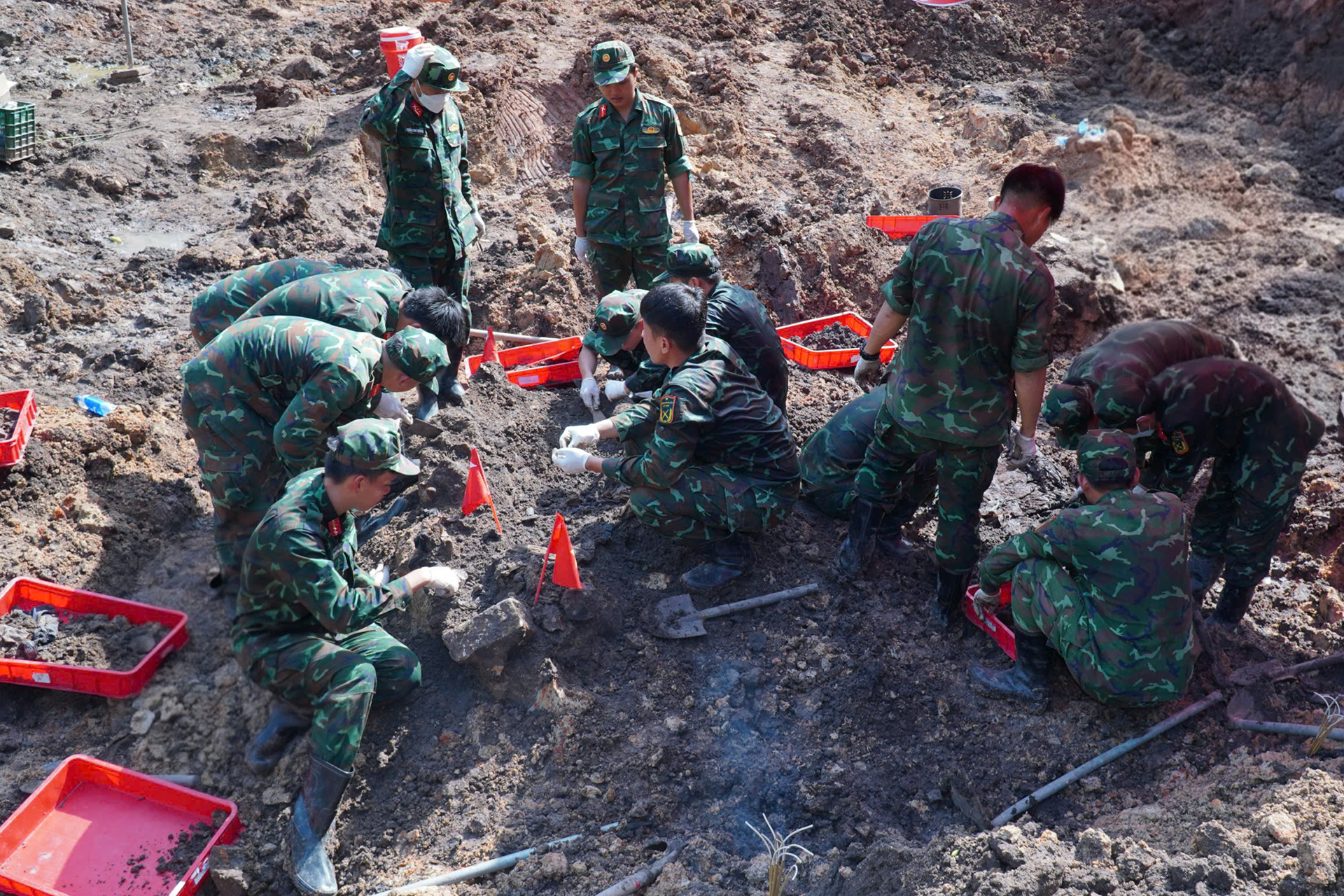 Tìm thấy thêm 24 hài cốt liệt sĩ cùng khăn, chai dầu gió ở công viên Lê Thị Riêng