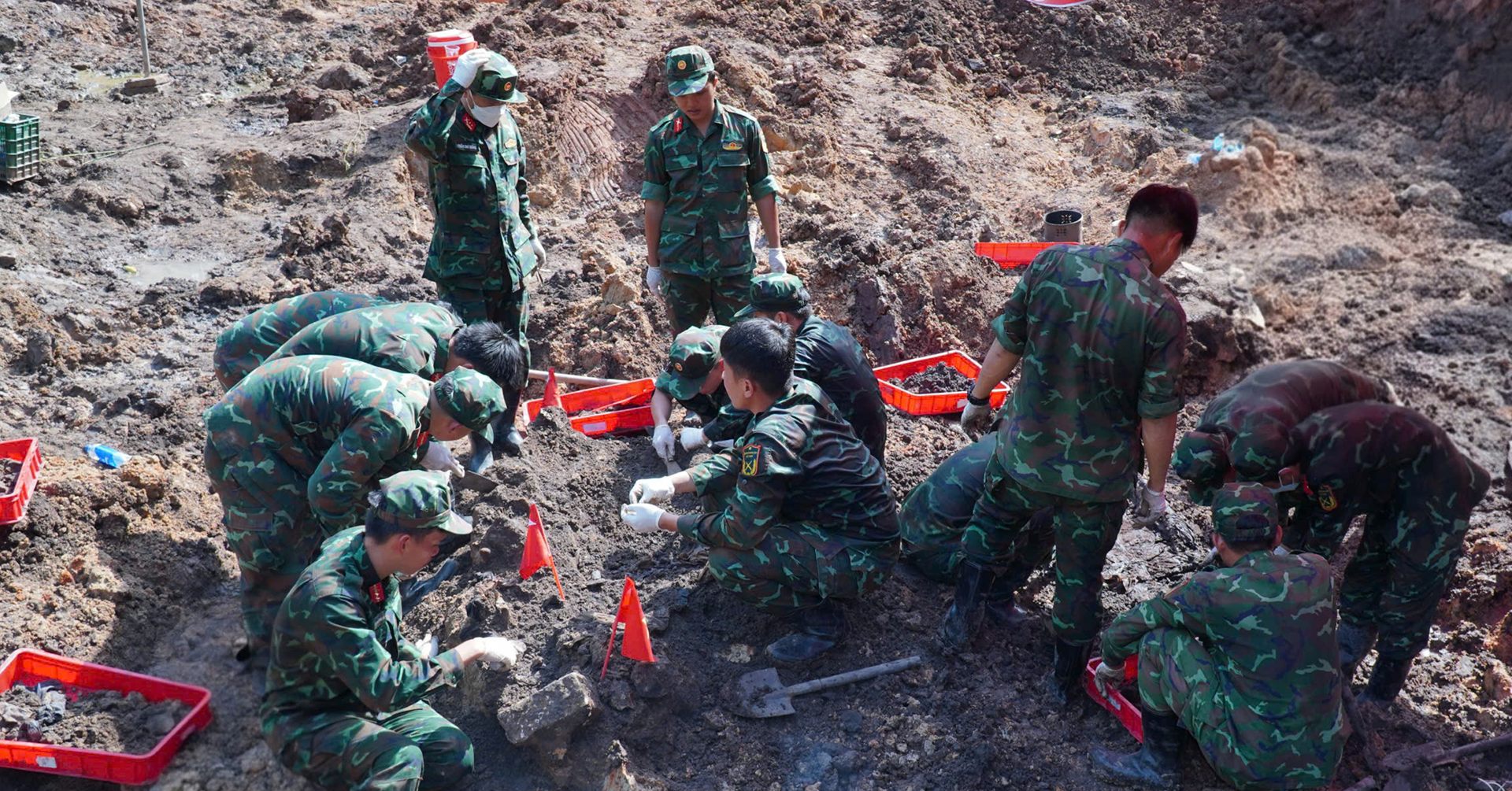 Tìm thấy thêm 24 hài cốt liệt sĩ cùng khăn, chai dầu gió ở công viên Lê Thị Riêng