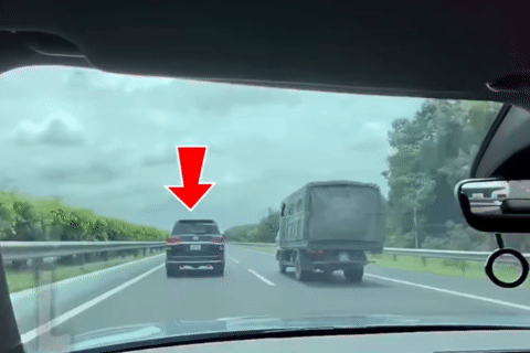 CSGT lái mẫu, hướng dẫn tài xế trước khi thí điểm làn vượt xe trên cao tốc