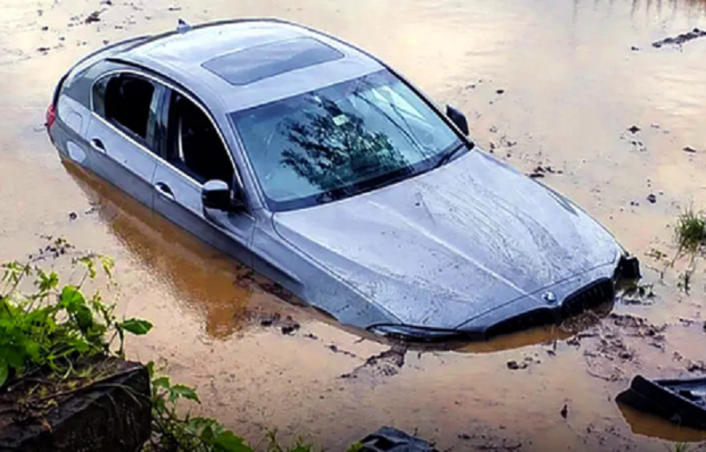 Xe BMW mất lái, đâm cây rồi lao xuống ruộng lúa