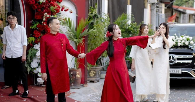 Cô gái Hải Phòng được cả xóm mai mối, lấy chồng nhà đối diện cách 17 bước chân