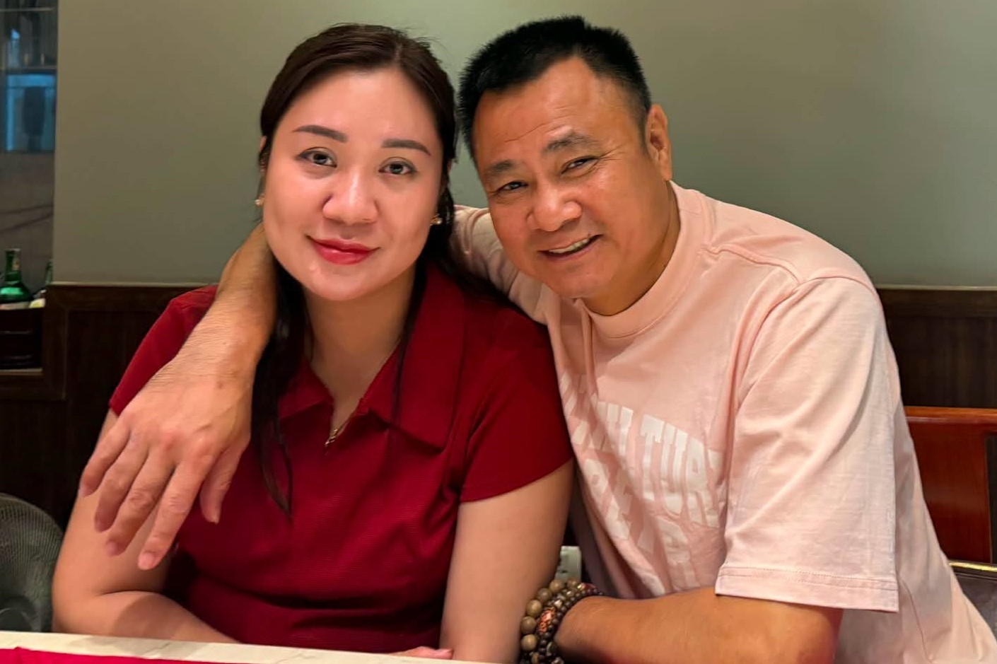 Đại tá Tự Long tình cảm bên vợ, NSND Công Lý béo trắng hồng hào