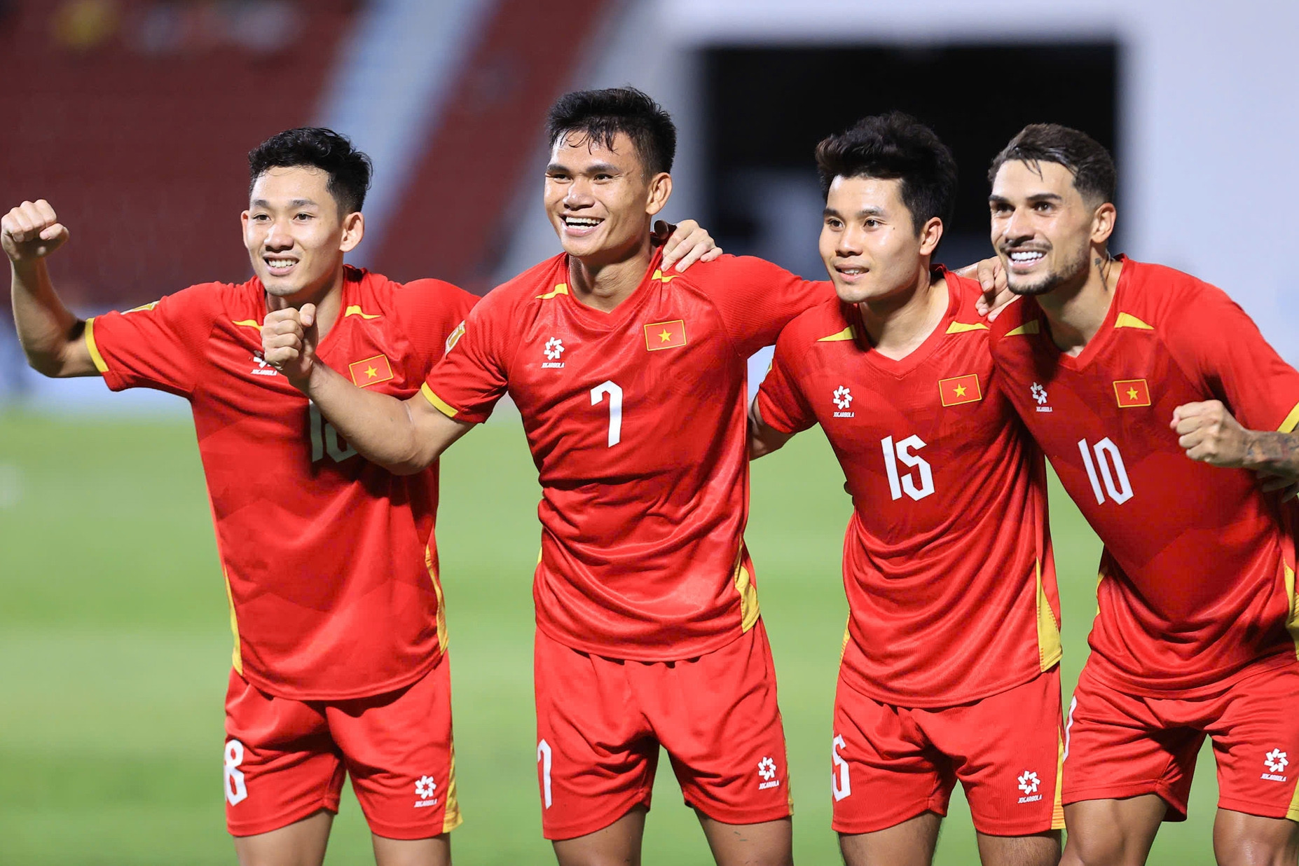 Hai Long và Quang Hải ghi bàn, tuyển Việt Nam đánh bại Thái Lan