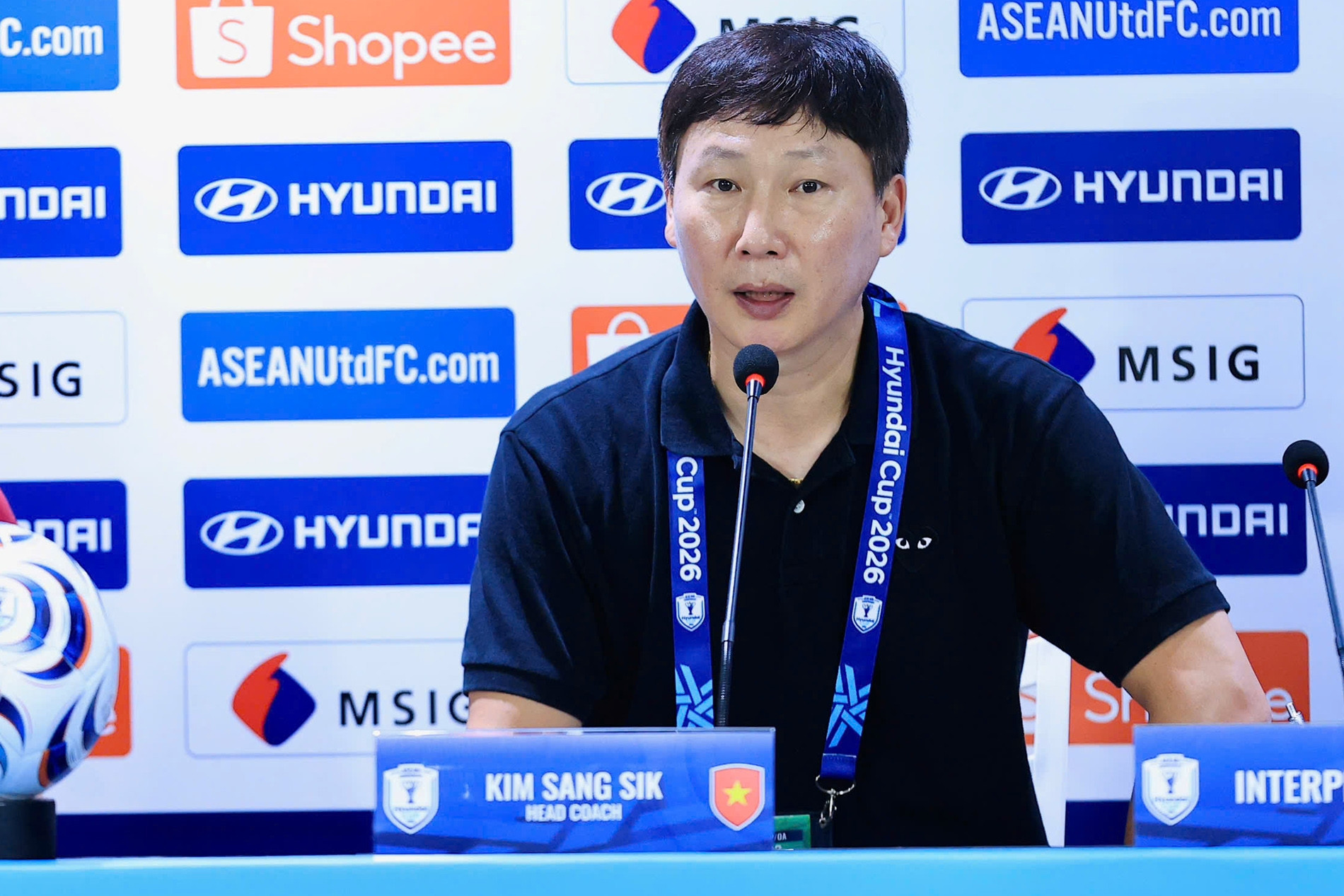 HLV Kim Sang Sik: Ronaldo hay Messi cũng không làm khó được Patrik Lê Giang