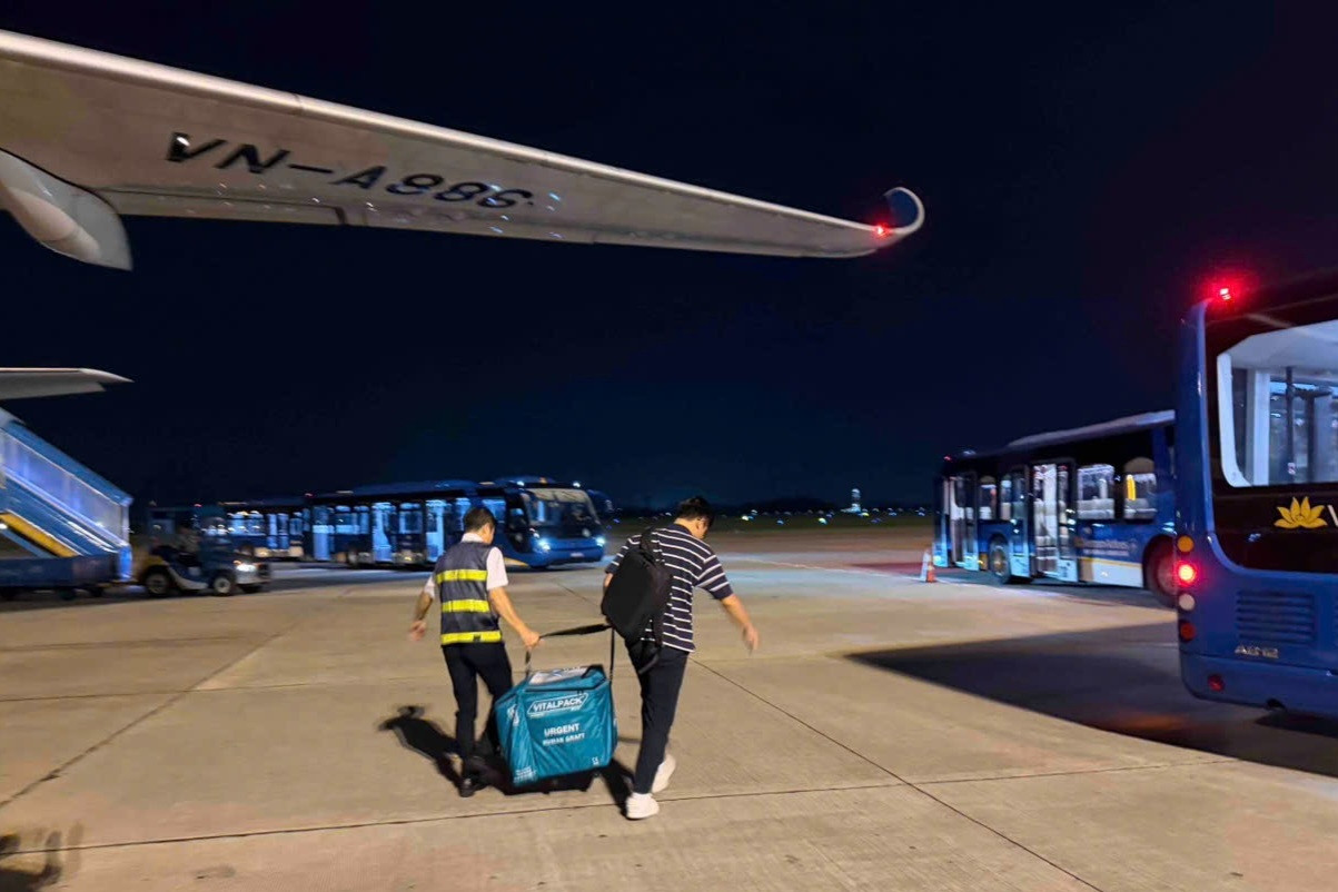 Vietnam Airlines hai lần đổi chuyến bay, kịp thời chở tạng hiến