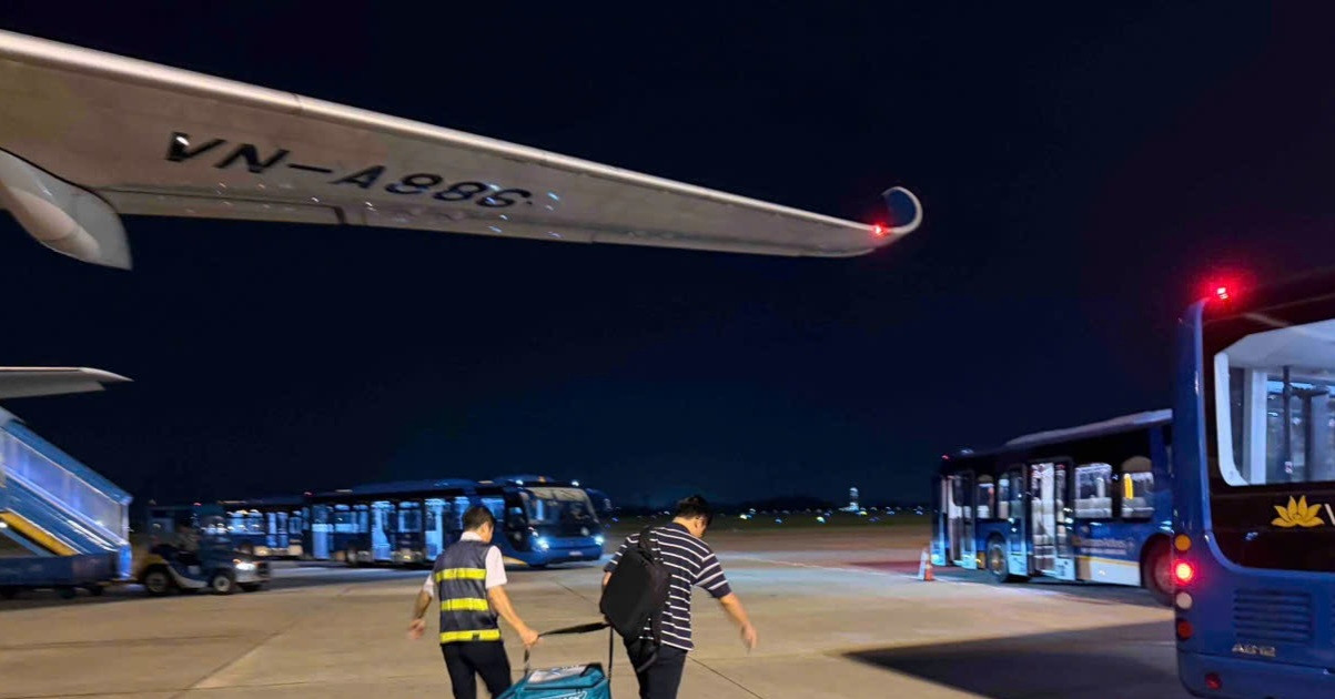 Vietnam Airlines hai lần đổi chuyến bay, kịp thời chở tạng hiến
