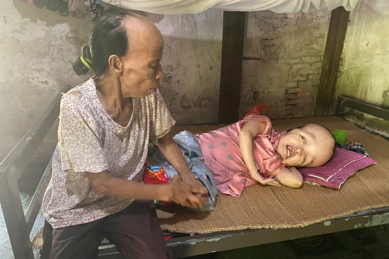 Mẹ 70 tuổi chống nạng chăm con liệt giường hơn 30 năm, sợ ngày không còn sức