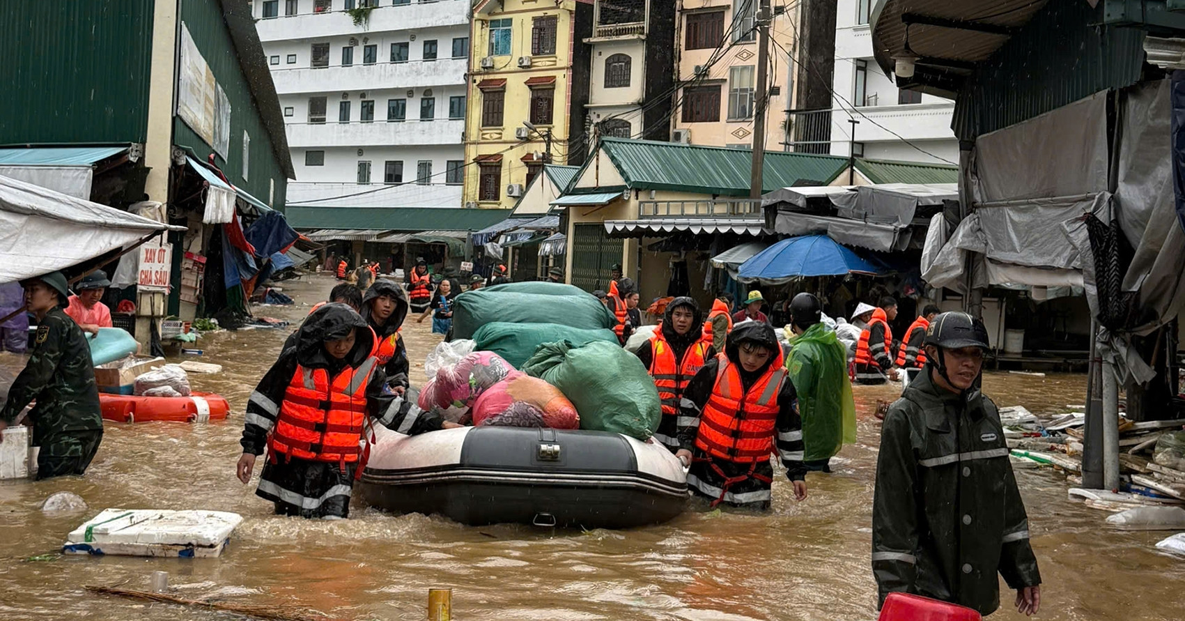 Mưa ngập tới bụng, hơn 800 tiểu thương chợ đầu mối hối hả cứu hàng