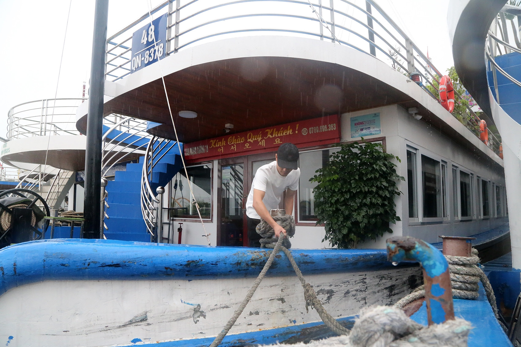 Mưa trắng trời, hàng loạt tàu du lịch được chằng néo tránh bão số 4