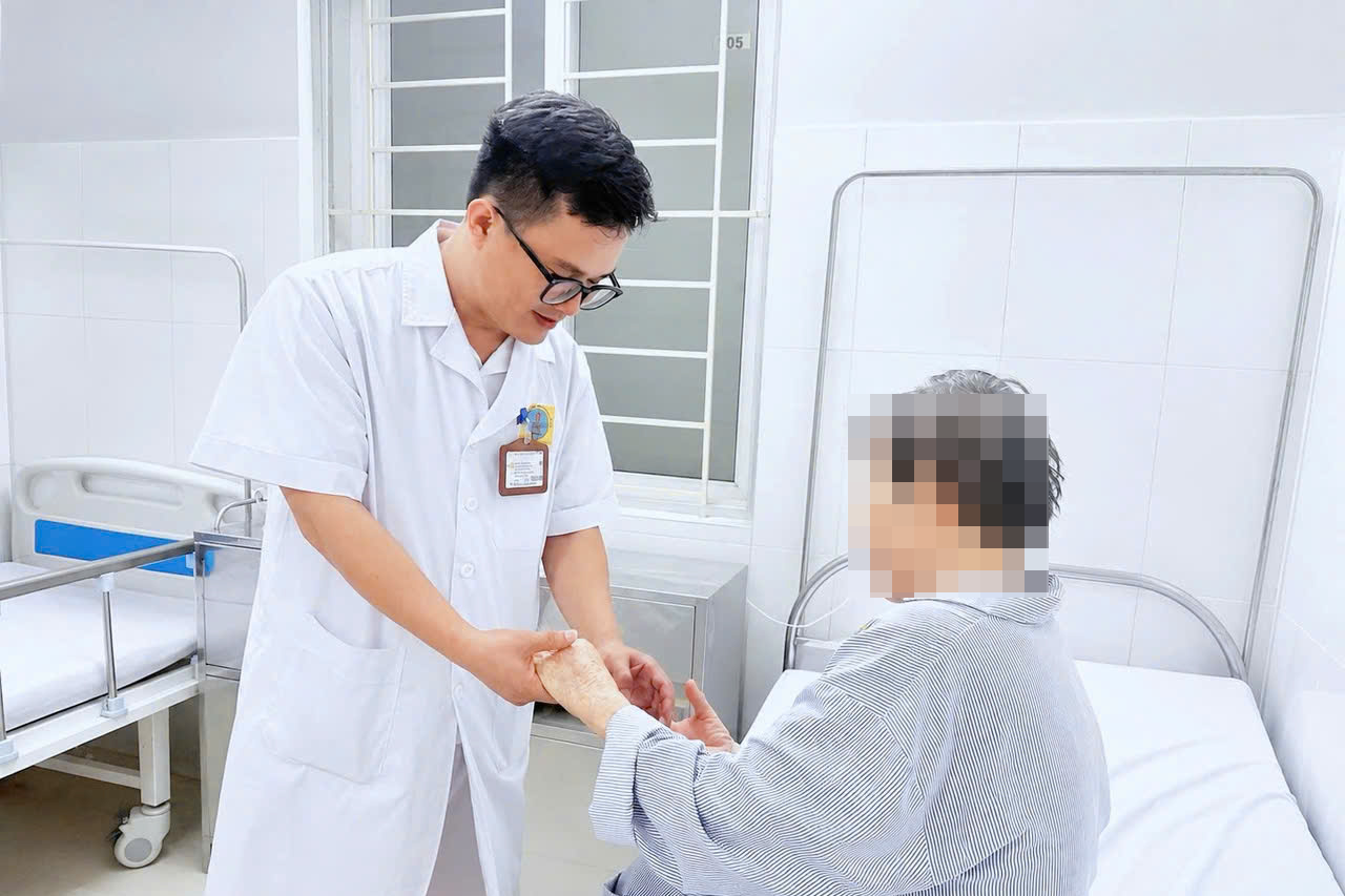 Ngỡ đột quỵ, đưa cấp cứu mới phát hiện ‘kẻ thù’ âm thầm tấn công cụ ông 75 tuổi