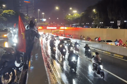 Người Hà Nội đổ ra đường 'đi bão' trong mưa lớn sau chiến thắng của tuyển Việt Nam
