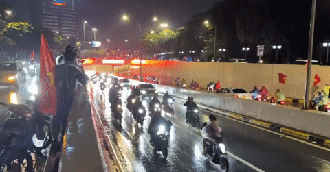 Người Hà Nội đổ ra đường &amp;apos;đi bão&amp;apos; trong mưa lớn sau chiến thắng của tuyển Việt Nam
