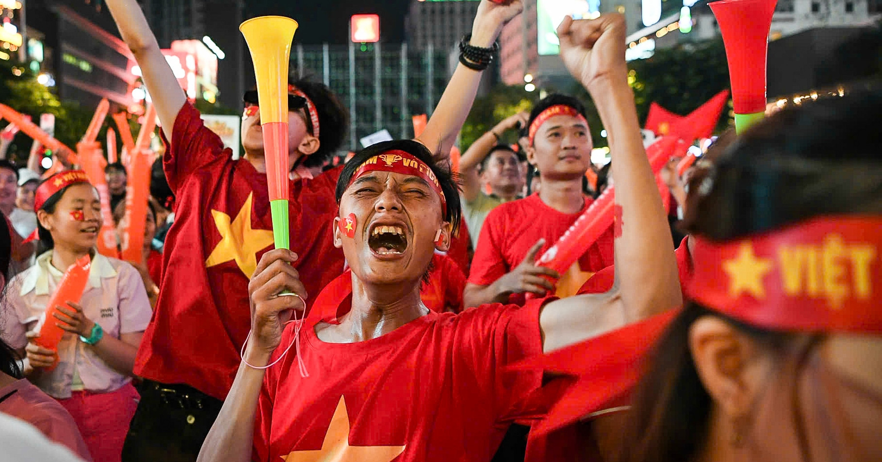 Phố đi bộ Nguyễn Huệ bùng nổ sau chiến thắng của tuyển Việt Nam