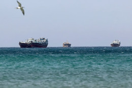 Các tàu thuyền chọn theo Mỹ hay Iran khi di chuyển qua eo biển Hormuz?