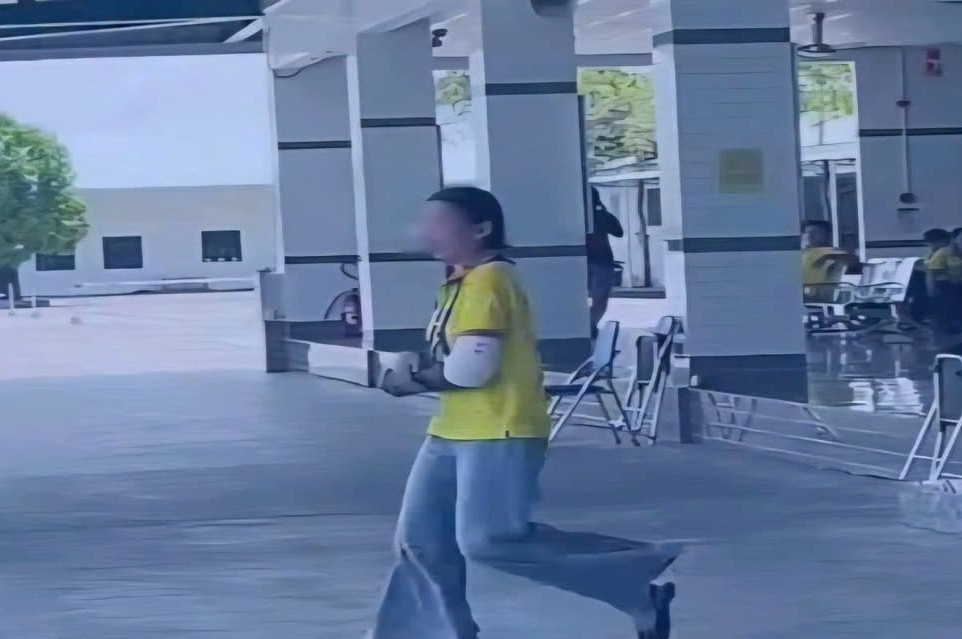 Thực hư clip người phụ nữ bó bột đi thi sát hạch lái ô tô hút 1,1 triệu view
