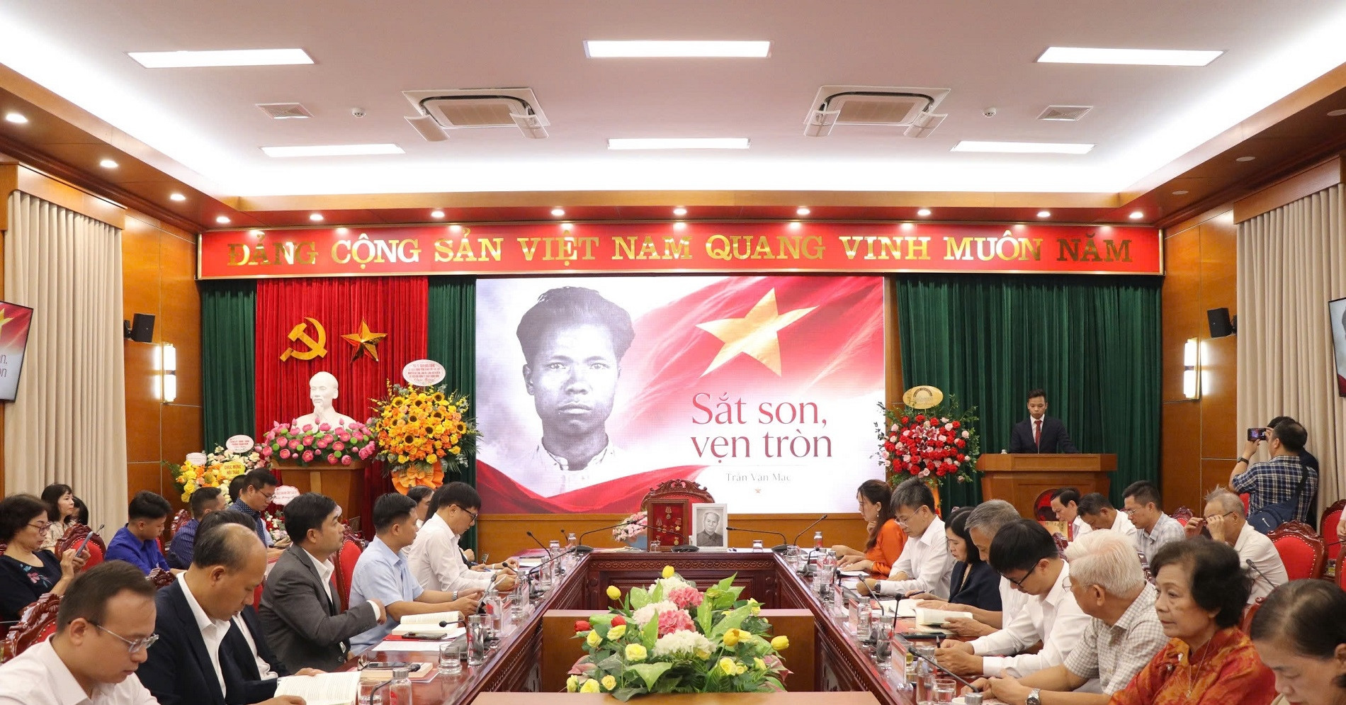 Tiếp nhận nhiều hiện vật do gia đình của cố lão thành Cách mạng Trần Văn Mạc hiến tặng