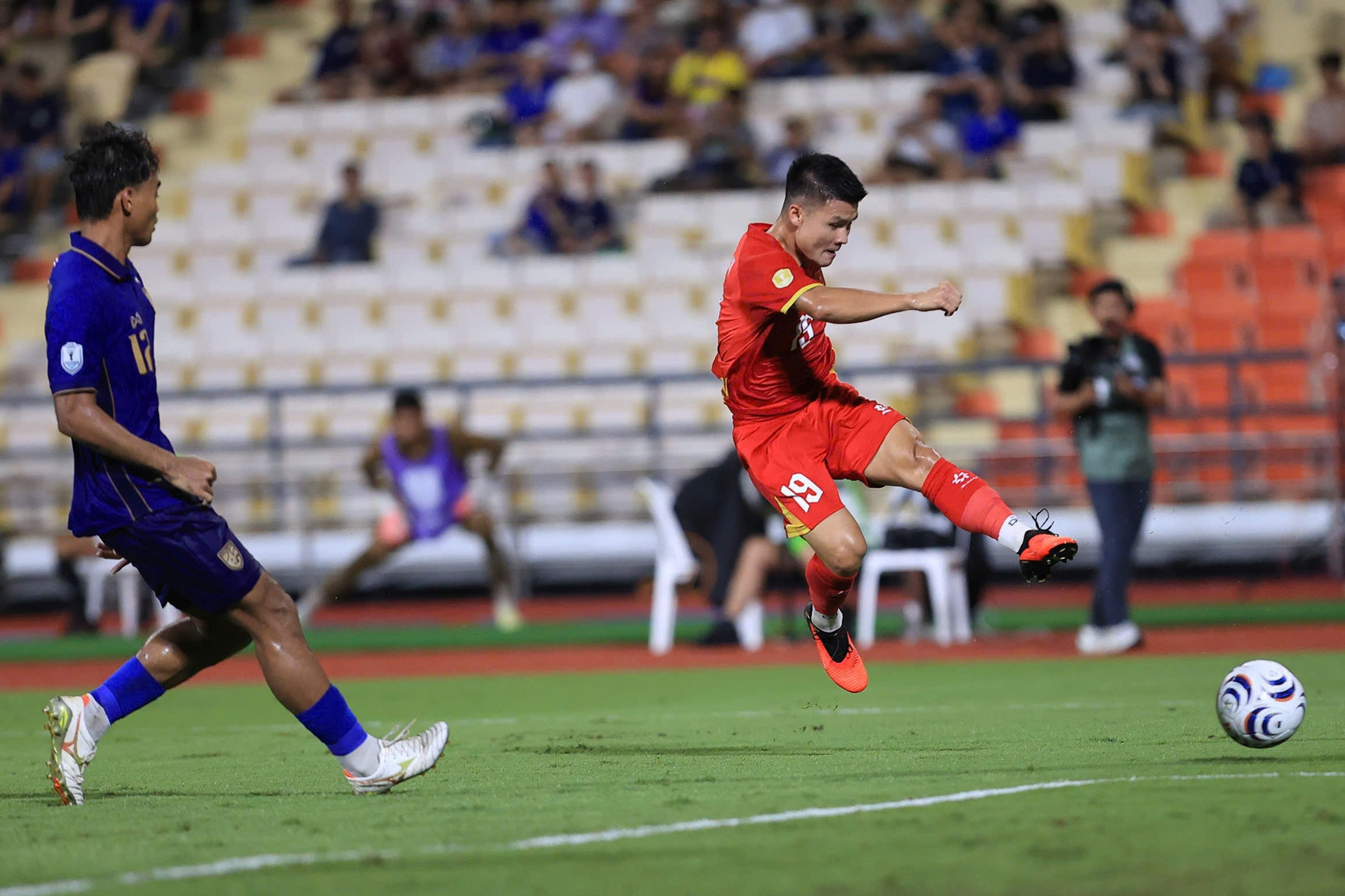 Video bóng đá Thái Lan vs Việt Nam: HLV Kim Sang Sik cao tay