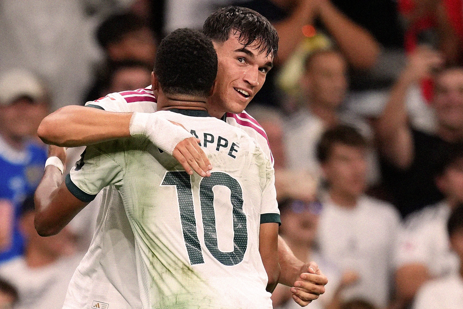 Cầu thủ vô danh cứu Real Madrid của Mourinho ở phút 90