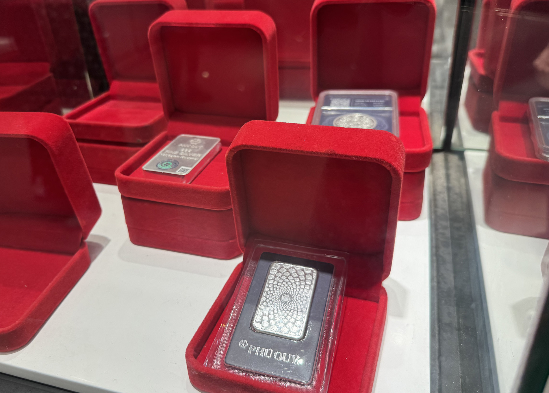 Bạc thế giới tiến sát 70 USD, nhà đầu tư Việt vẫn ôm lỗ