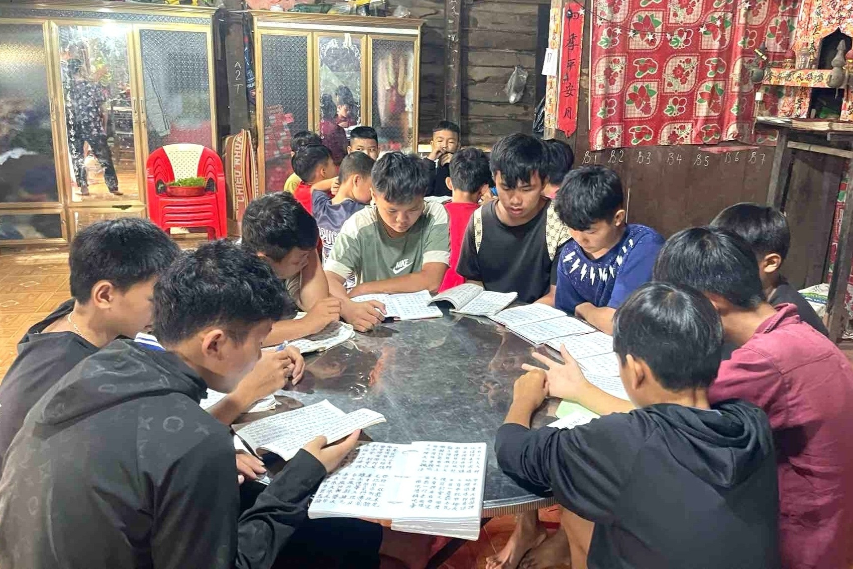 Lớp học đặc biệt ở vùng biên Lâm Đồng, người gần 50 tuổi vẫn miệt mài nét bút