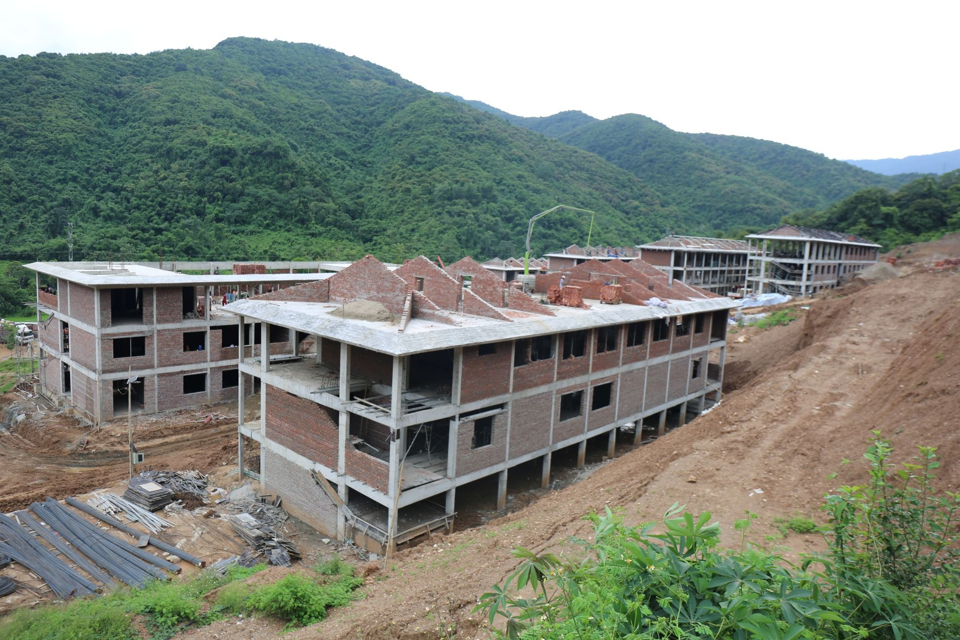 Nhiều trường vùng biên xoay xở nơi dạy học khi cơ sở mới chưa hoàn thành