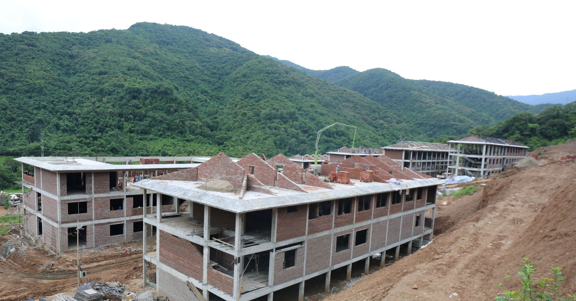 Nhiều trường vùng biên xoay xở nơi dạy học khi cơ sở mới chưa hoàn thành