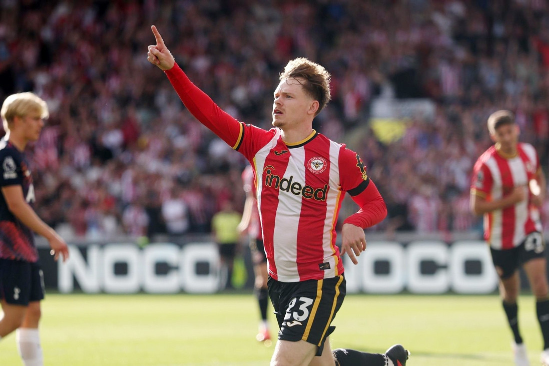 Tottenham thua thảm Brentford dù vung tiền chuyển nhượng