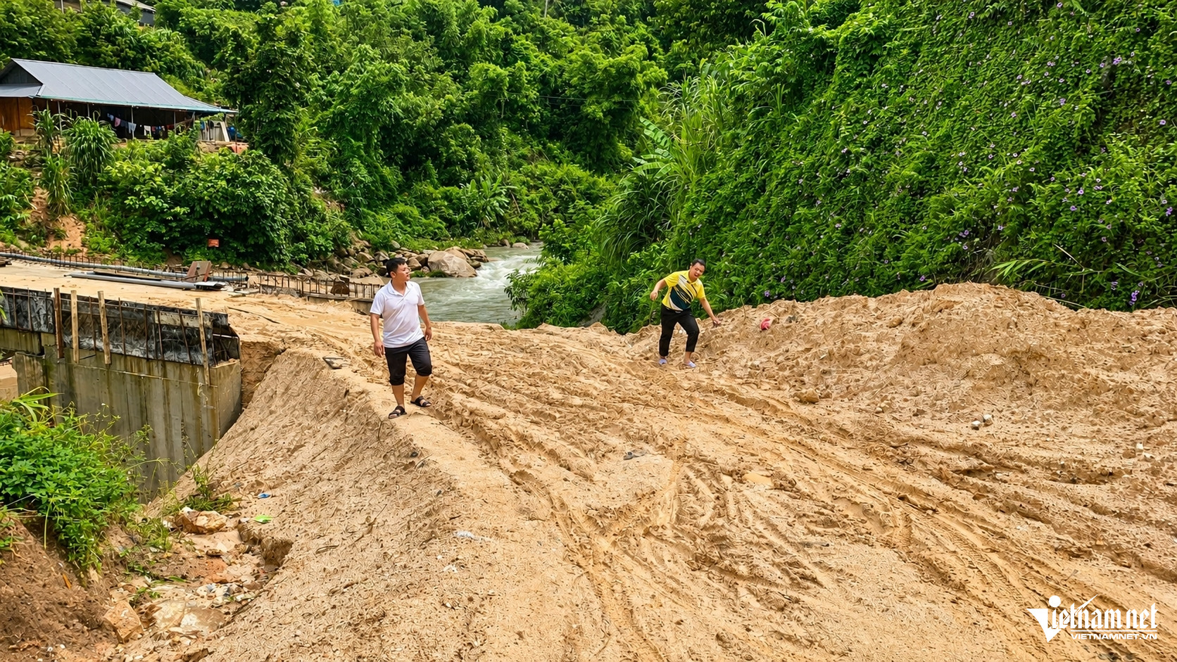 W-a1Thầy cô ở Thanh Hóa vượt suối.jpg