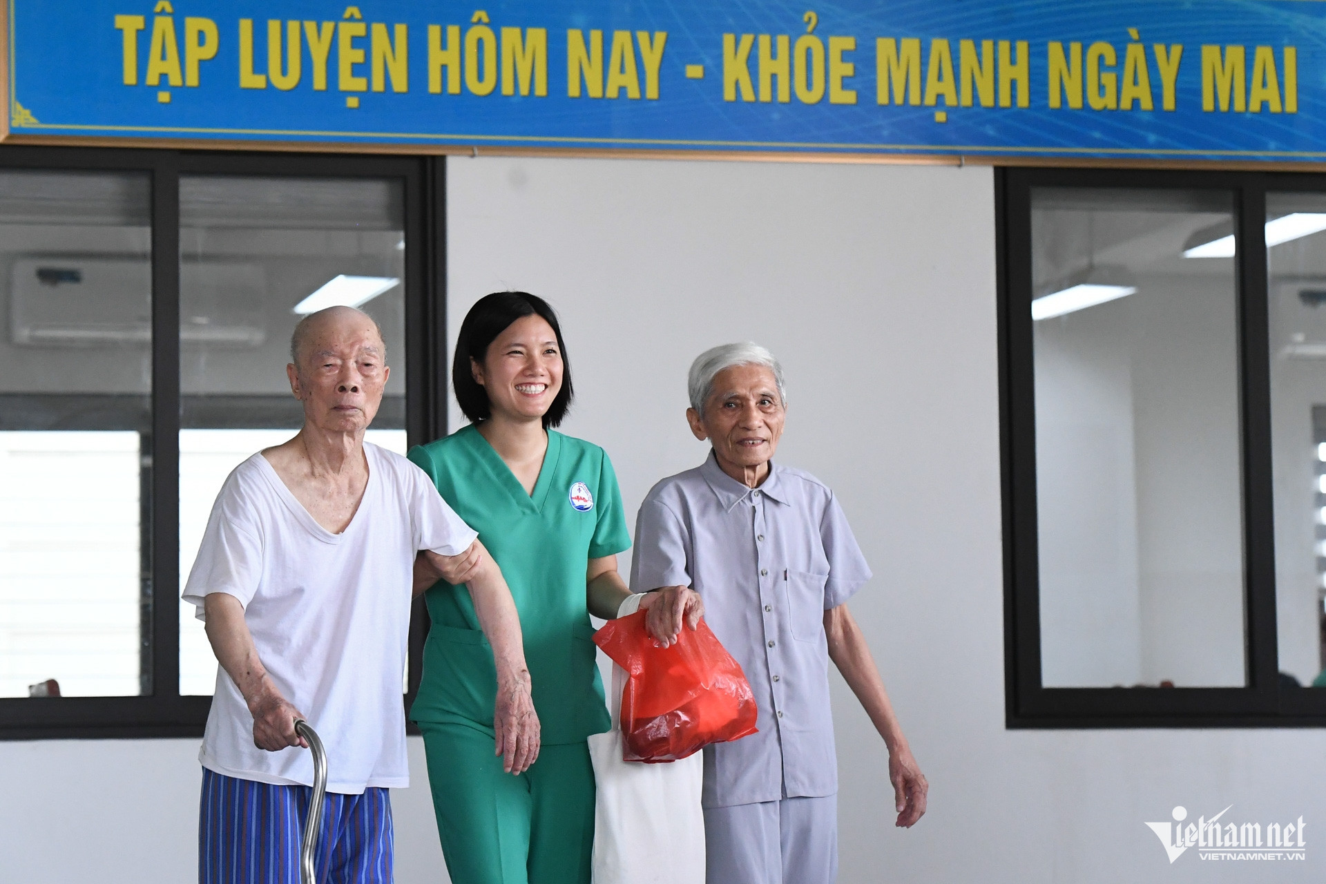 https://static-images.vnncdn.net/vps_images_publish/000001/000003/2026/8/23/w-vien-duong-lao-nguoi-cao-tuoi-nguoi-gia-22-1691.jpg