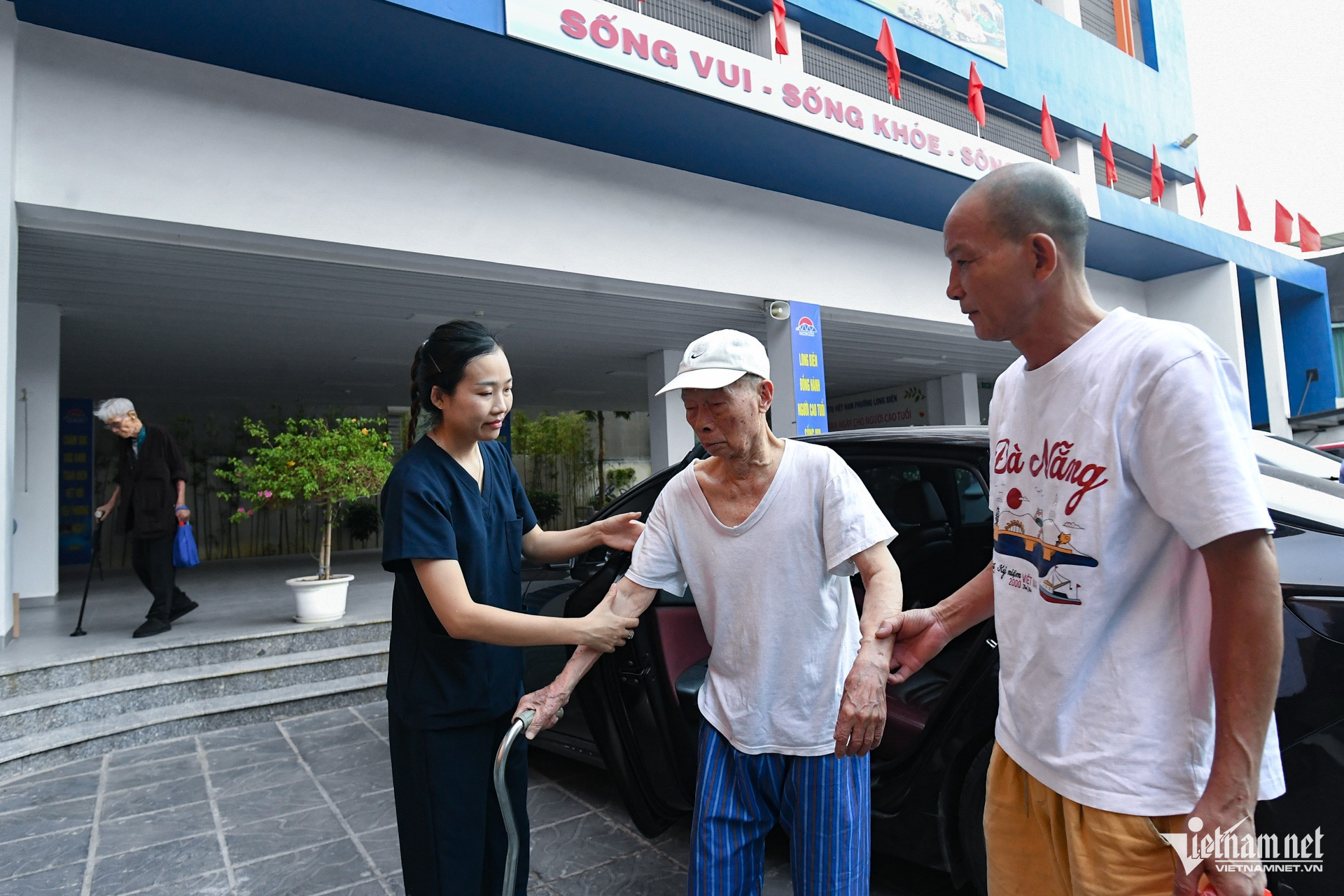 https://static-images.vnncdn.net/vps_images_publish/000001/000003/2026/8/23/w-vien-duong-lao-nguoi-cao-tuoi-nguoi-gia-6-1692.jpg