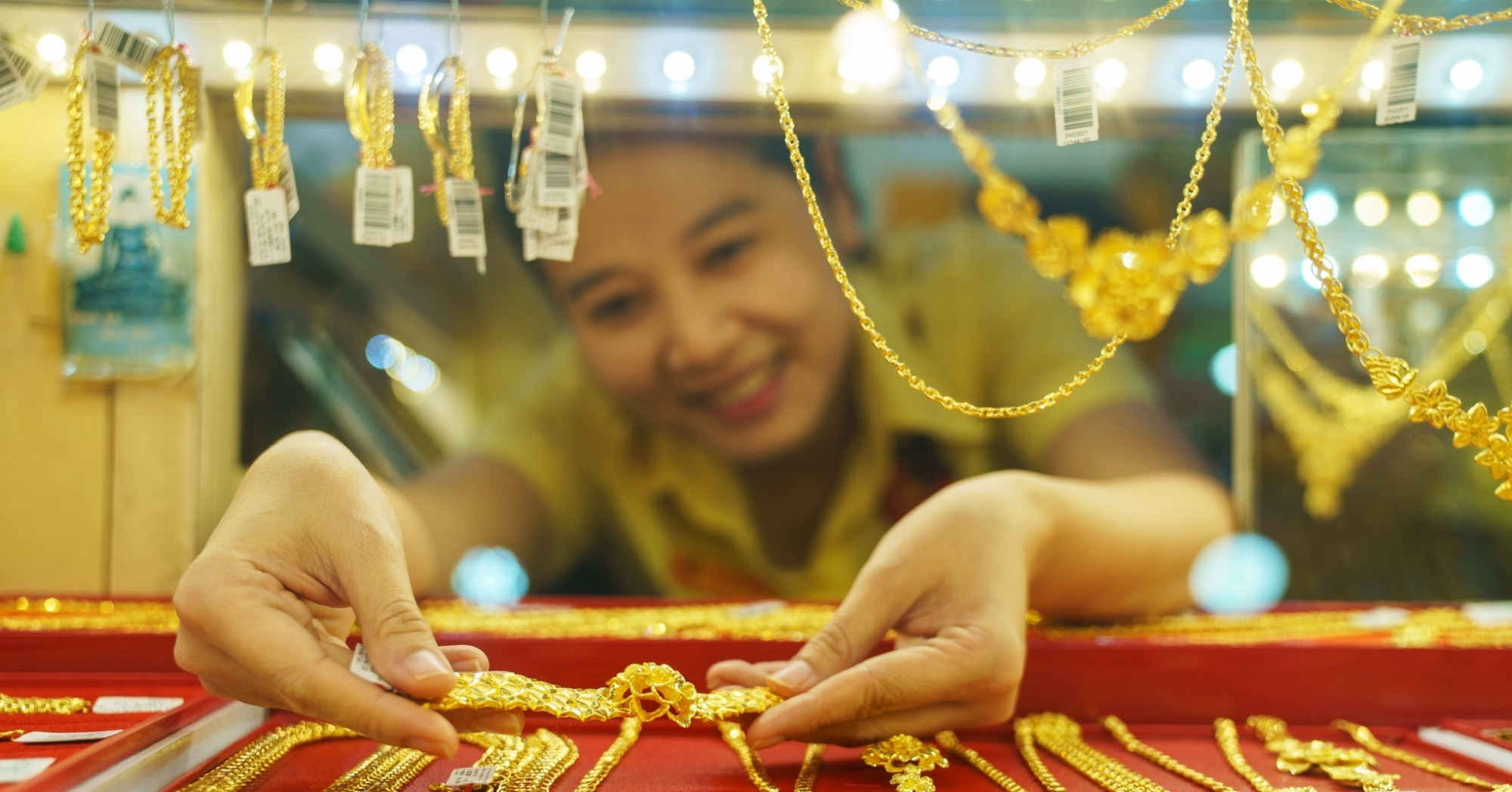 Giá vàng hôm nay 25/8/2026 bứt phá ngoạn mục, SJC tăng sốc hơn 2,4 triệu đồng