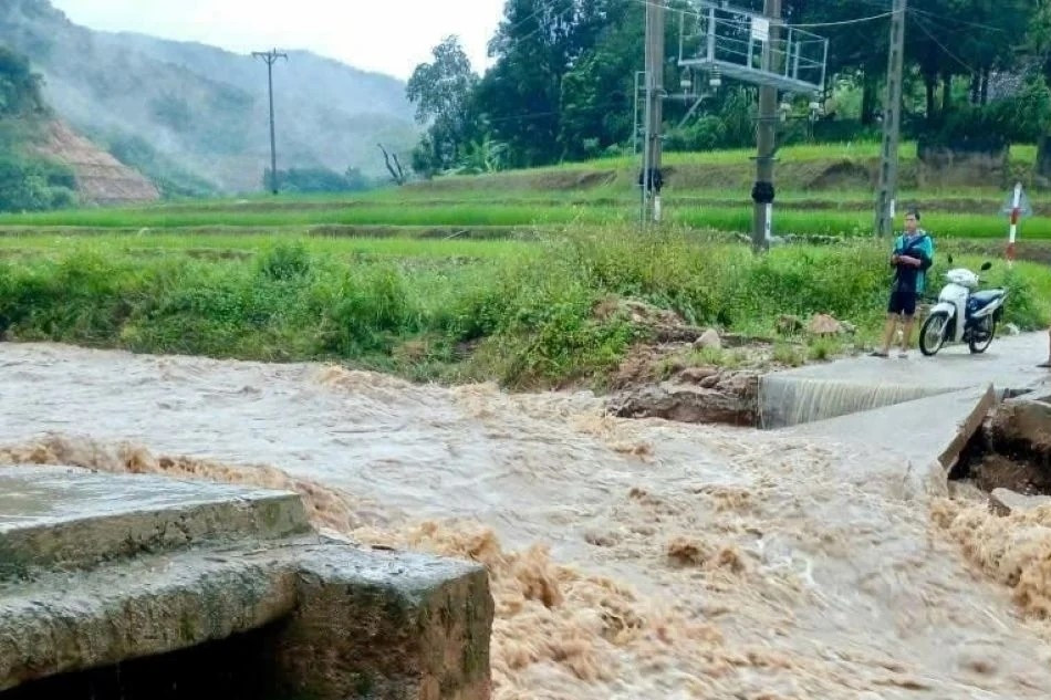 Ứng trực 24/24 giờ, bám bản, giữ an toàn cho dân trong mưa lũ vùng biên Thanh Hóa