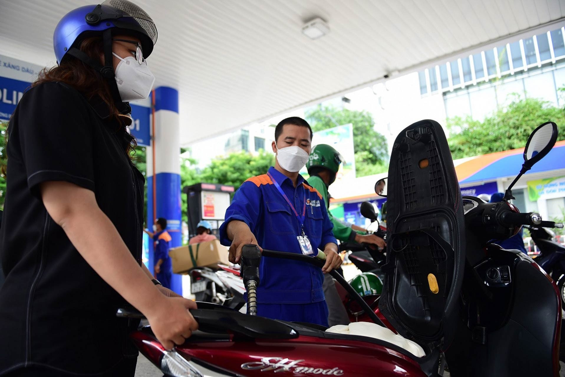 Giá xăng dầu hôm nay 24/8: Thế giới quay đầu giảm, trong nước tăng