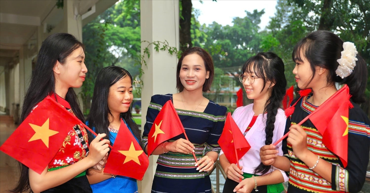 “Đi học có lương”: Điểm tựa nâng chất lượng giáo dục các dân tộc rất ít người
