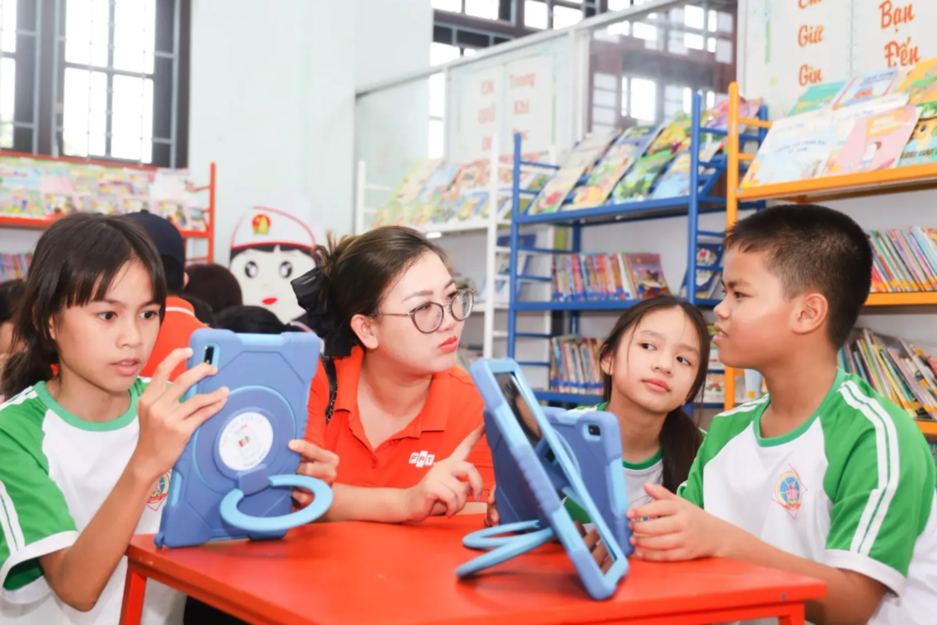 Góp phần giảm nghèo thông tin, tri thức cho học sinh vùng khó với thư viện số