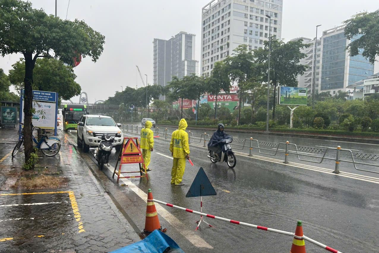 Hà Nội mưa lớn, nhiều ‘điểm đen’ không còn ngập kéo dài