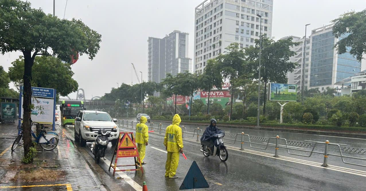 Hà Nội mưa lớn, nhiều ‘điểm đen’ không còn ngập kéo dài