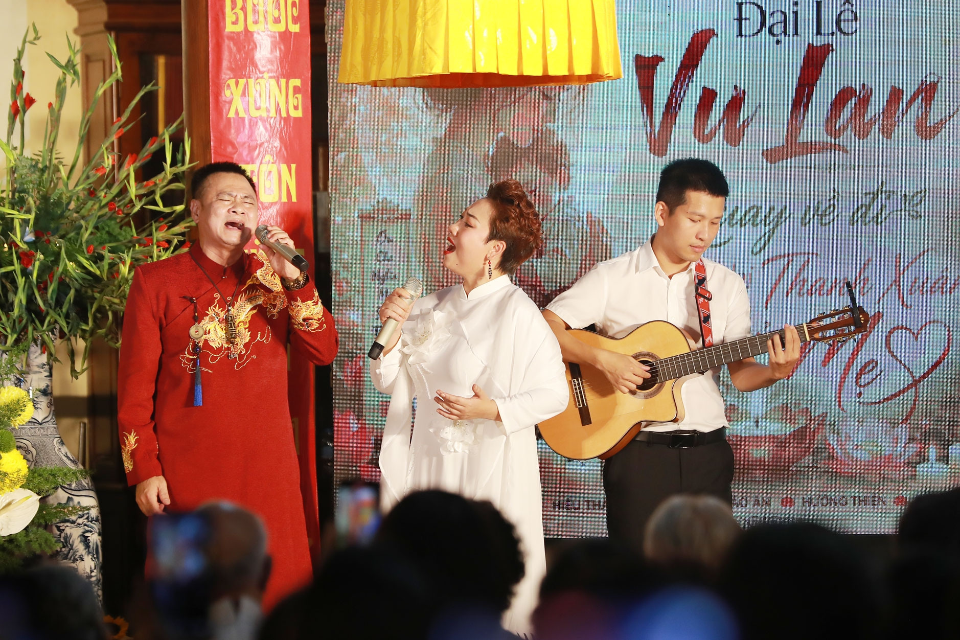 NSND Tự Long, Sao Mai Hiền Anh gây xúc động với 'Mẹ yêu con'