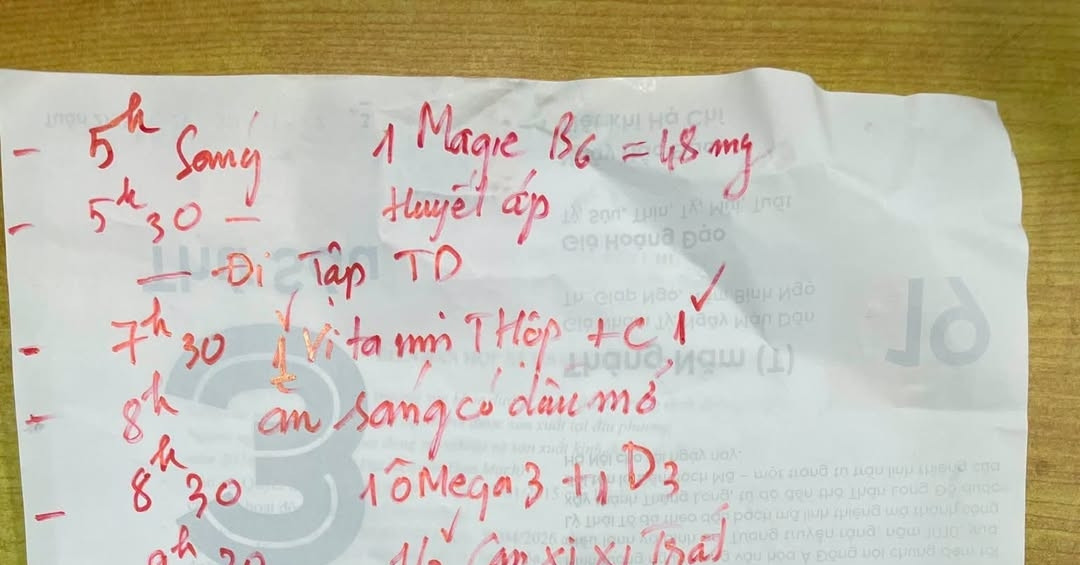 Phó giáo sư giật mình trước đơn thuốc uống dày đặc từ ‘vươn thở’ tới ‘tiếng thơ’