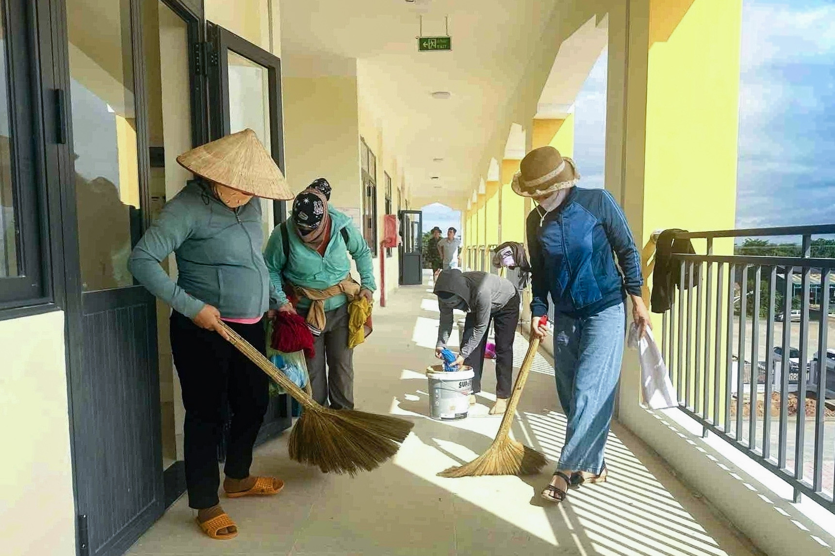 Thầy cô vùng biên tất bật chỉnh trang lớp học, sẵn sàng cho ngày khai giảng