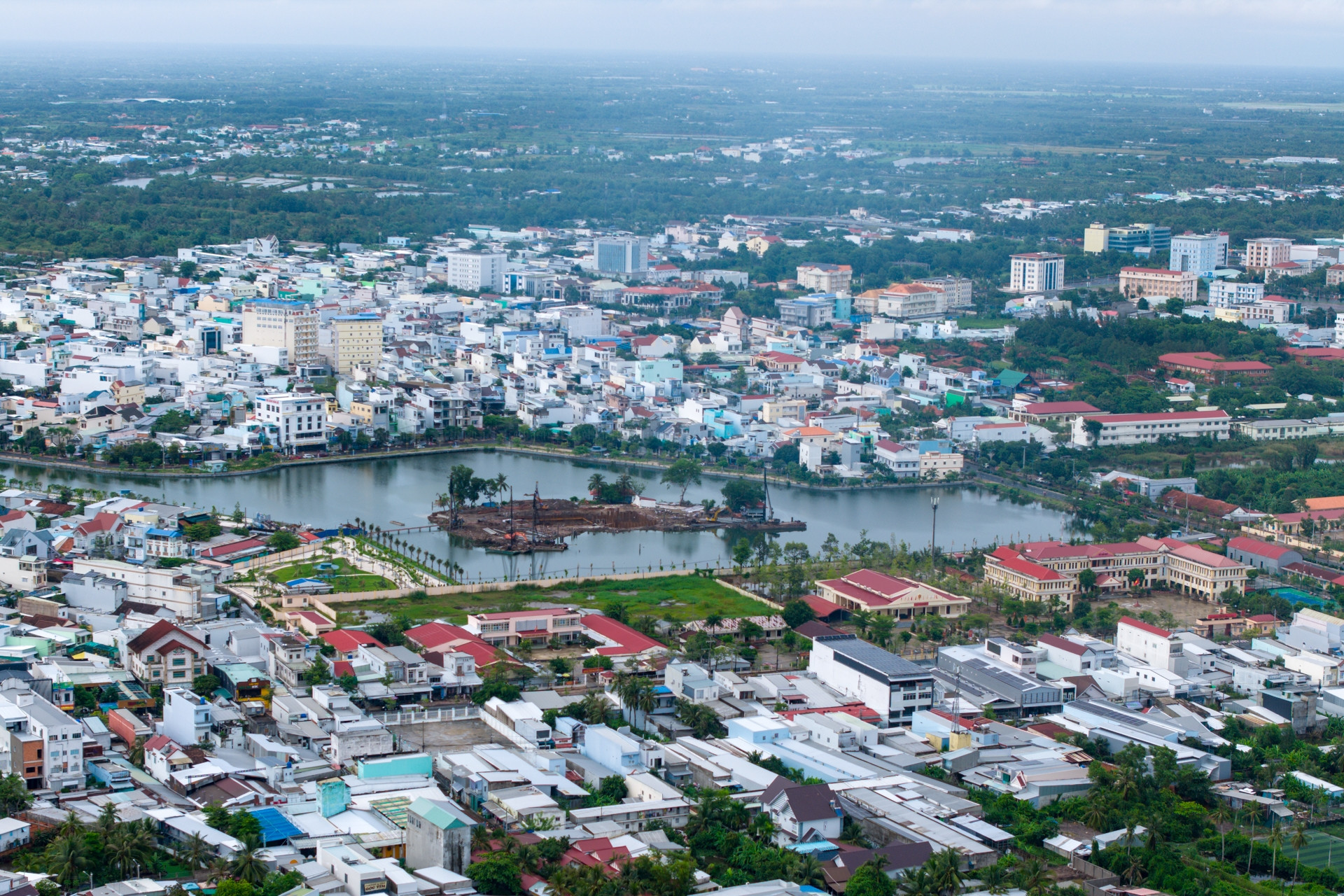Thế chấp ‘đất trống’ vay 2,5 tỷ, đến lúc thi hành án lộ nhà và mồ mả