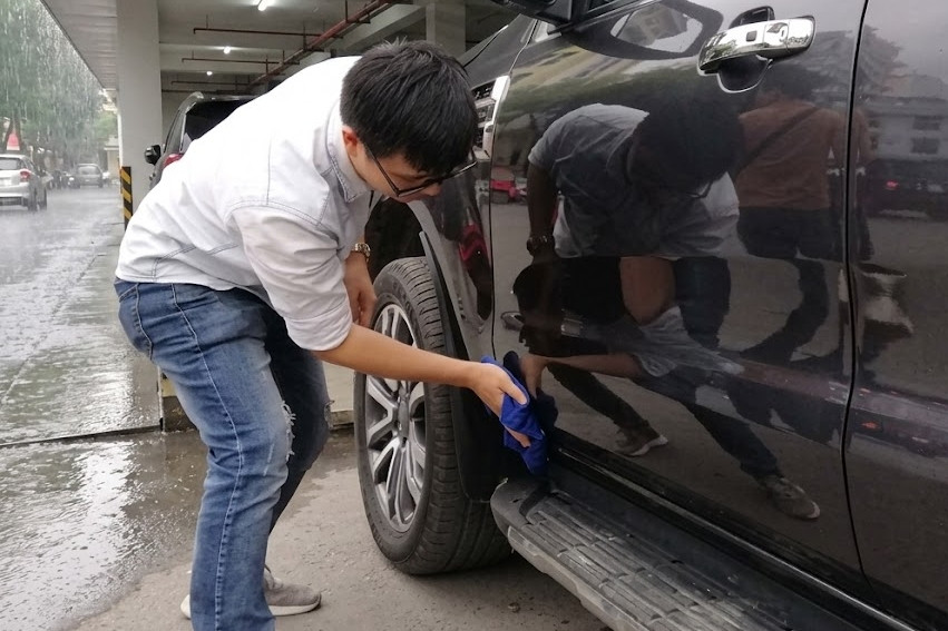 Vừa đi xe trời mưa về, có nên lấy khăn lau ngay hay để khô tự nhiên?
