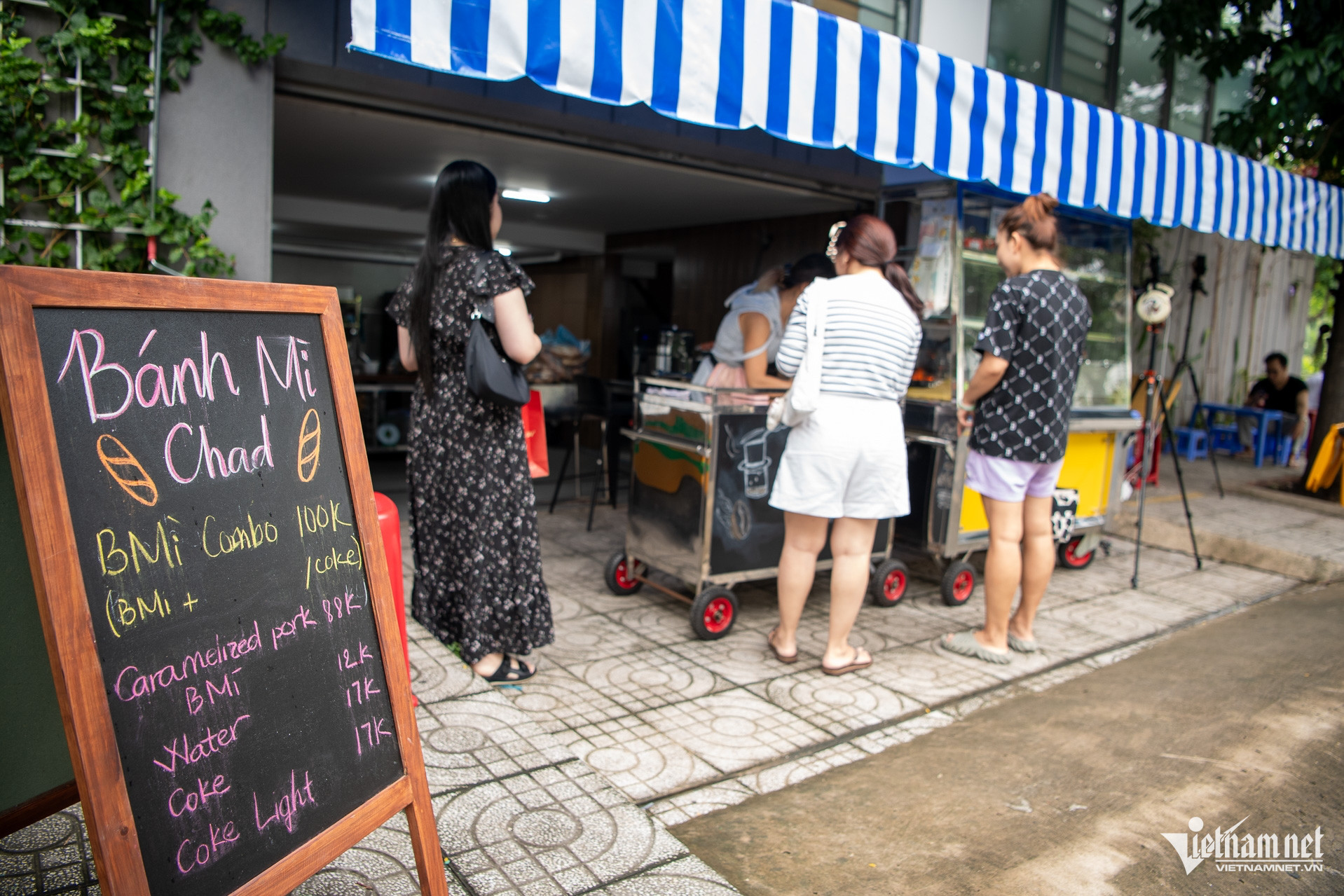 W-Ông tây bán bánh mì  Tuấn Hùng 15.jpg