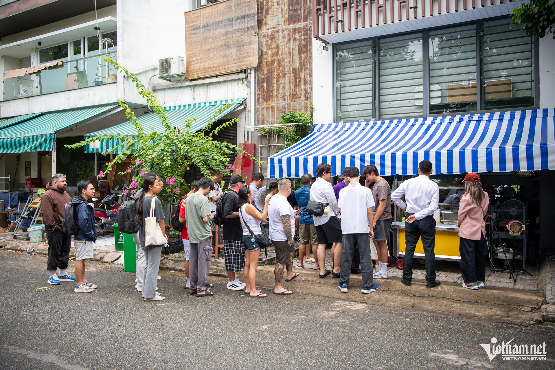 W-Ông tây bán bánh mì  Tuấn Hùng 57.jpg