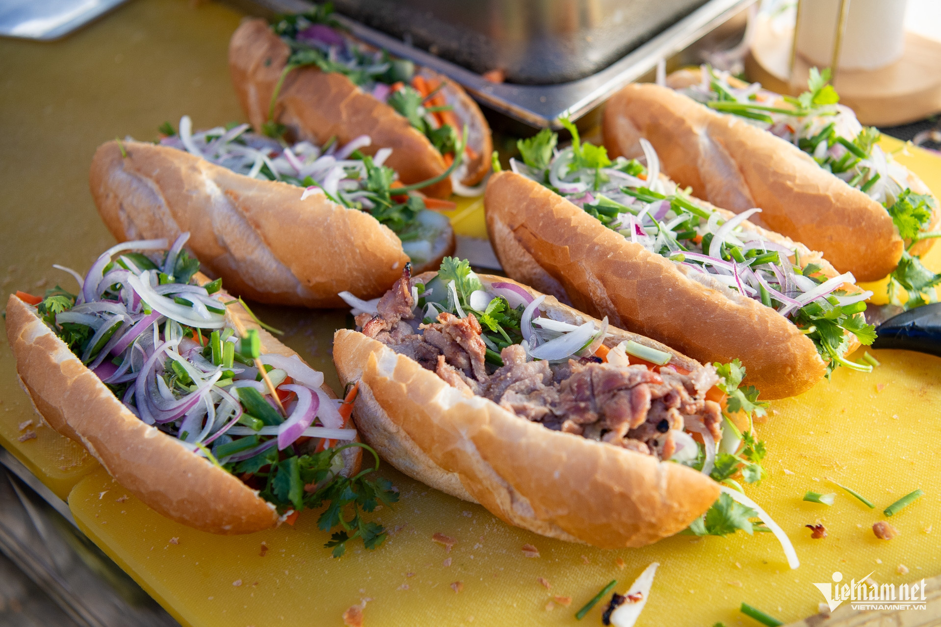 W-Ông tây bán bánh mì  Tuấn Hùng 71.jpg