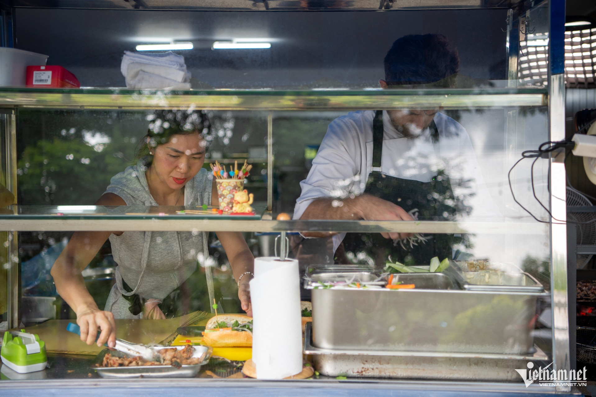 W-Ông tây bán bánh mì  Tuấn Hùng 77.jpg