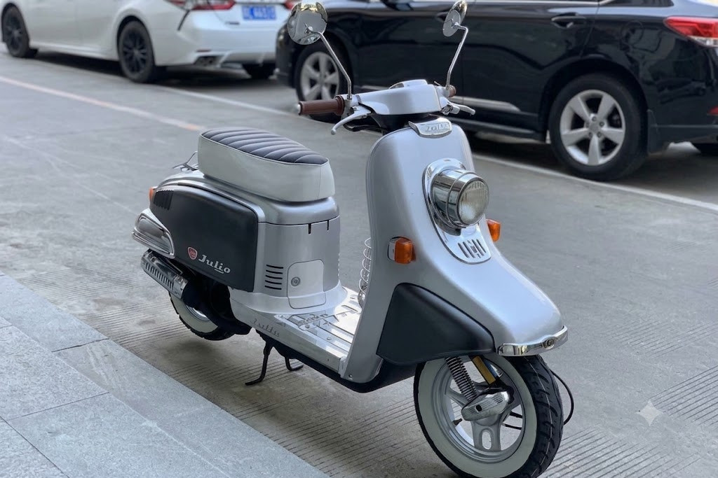 Xe máy 50cc nhập Nhật kiểu dáng lạ, giá ngang xe tay ga chính hãng