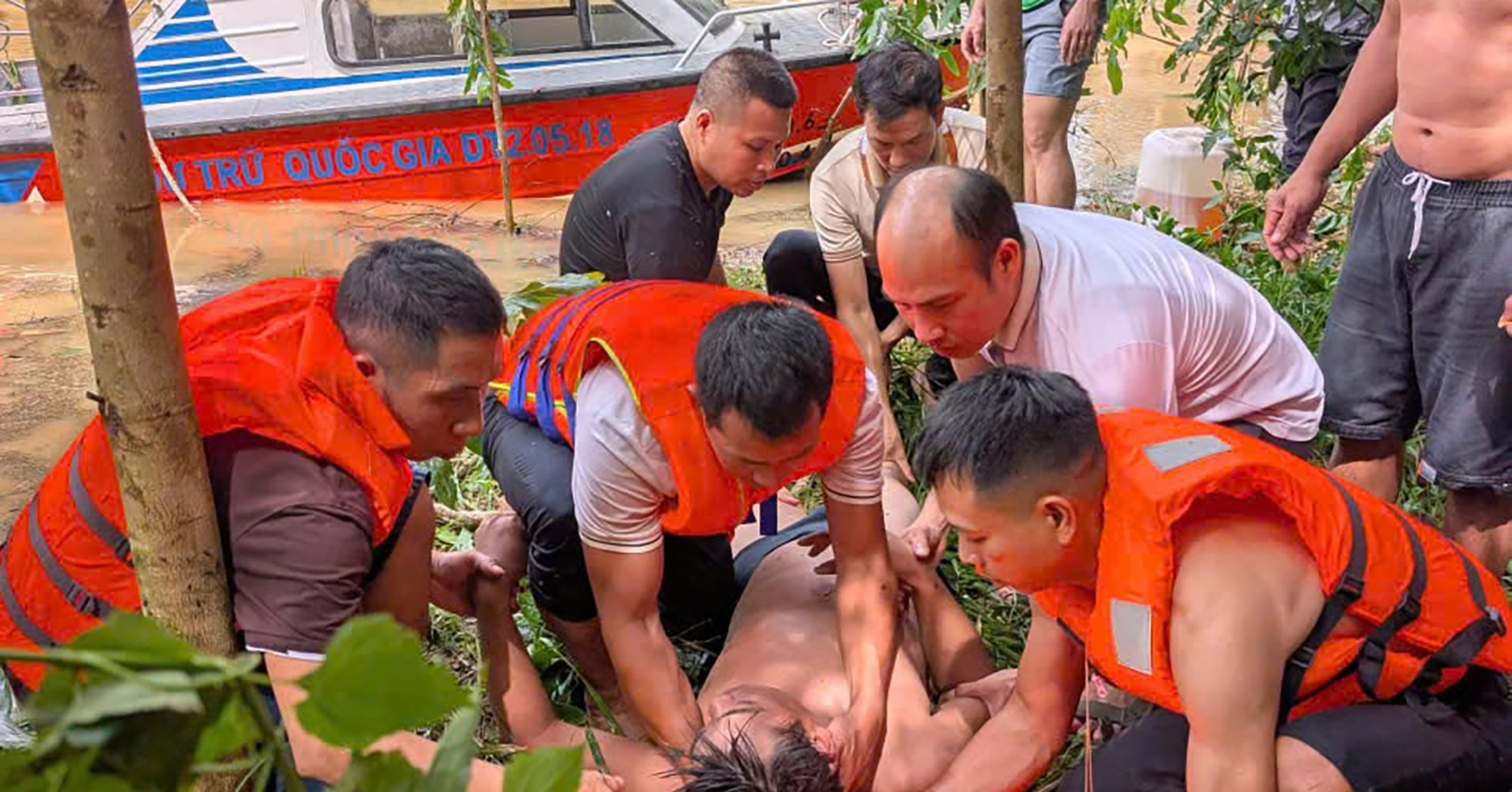 Xuồng chở bệnh nhân đi cấp cứu gặp nạn giữa dòng nước lũ, 7 người được cứu